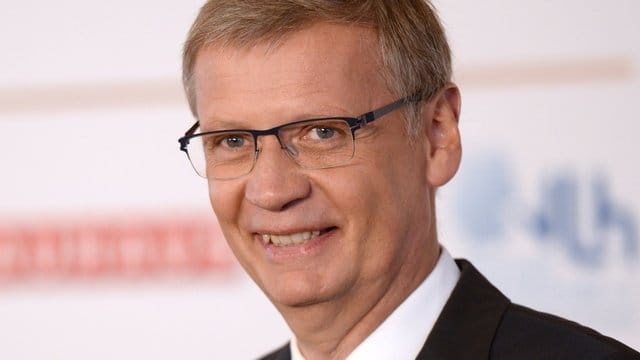 RTL-Quizmaster Günther Jauch stellte die Eine-Million-Frage: "Wovon wird jährlich - gemessen am Gewicht - am meisten produziert? A) Stahl B) Zement C) Plastik D) Papier".