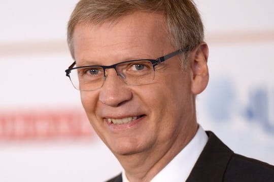 RTL-Quizmaster Günther Jauch stellte die Eine-Million-Frage: "Wovon wird jährlich - gemessen am Gewicht - am meisten produziert? A) Stahl B) Zement C) Plastik D) Papier".