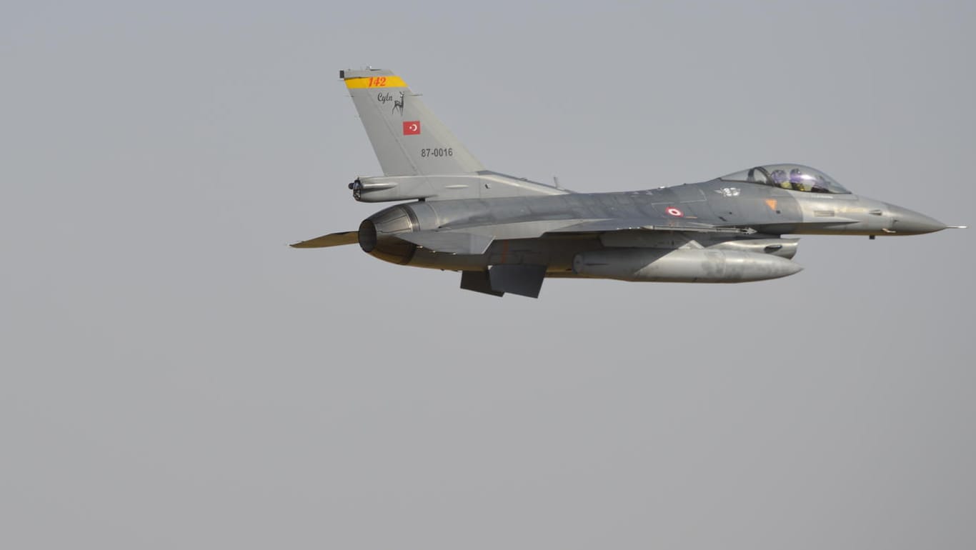 Ein F-16-Kampfjet der türkischen Luftwaffe: Die Türkei greift kurdische Stellungen im Norden Syriens auch aus der Luft an.