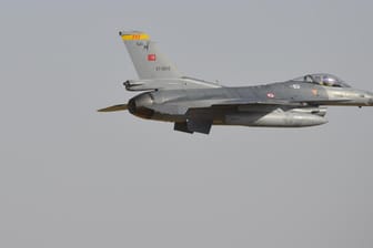 Ein F-16-Kampfjet der türkischen Luftwaffe: Die Türkei greift kurdische Stellungen im Norden Syriens auch aus der Luft an.