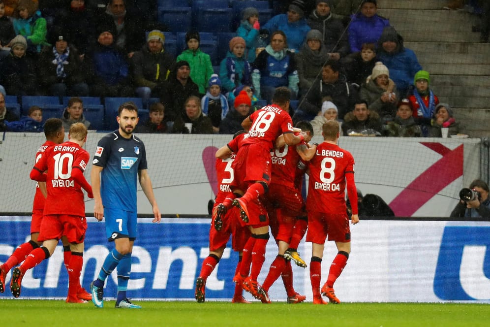 Bayer Leverkusen's Julian Baumgartlinger bejubelt das zweite Tor mit seinem Team.