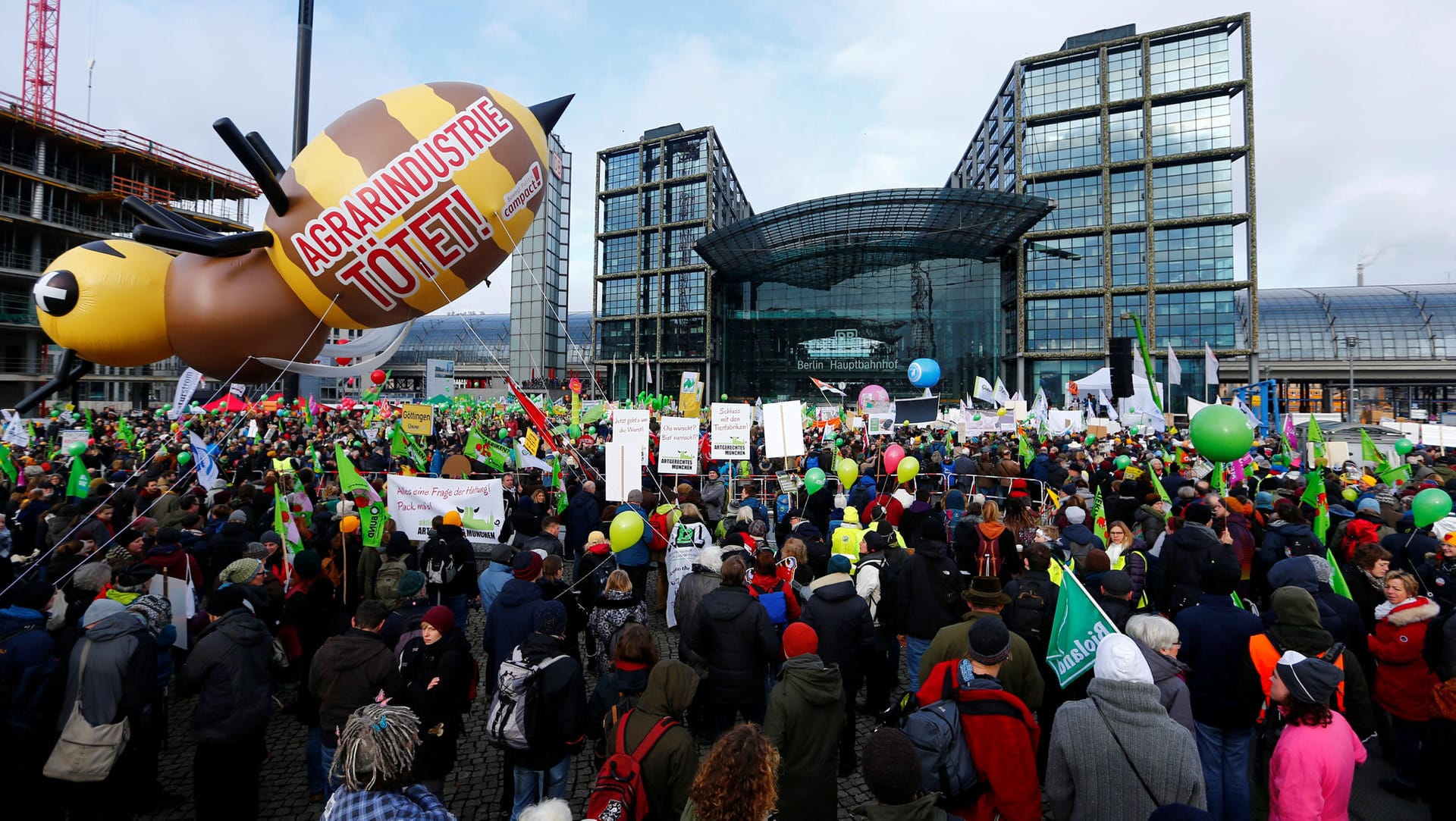 Demonstration gegen Agrar-Industrie in Berlin: Die Veranstalter sprachen von mehr als 30.000 Teilnehmern. Demonstration gegen Agrar-Industrie in Berlin: Die Veranstalter sprachen von mehr als 30.000 Teilnehmern.