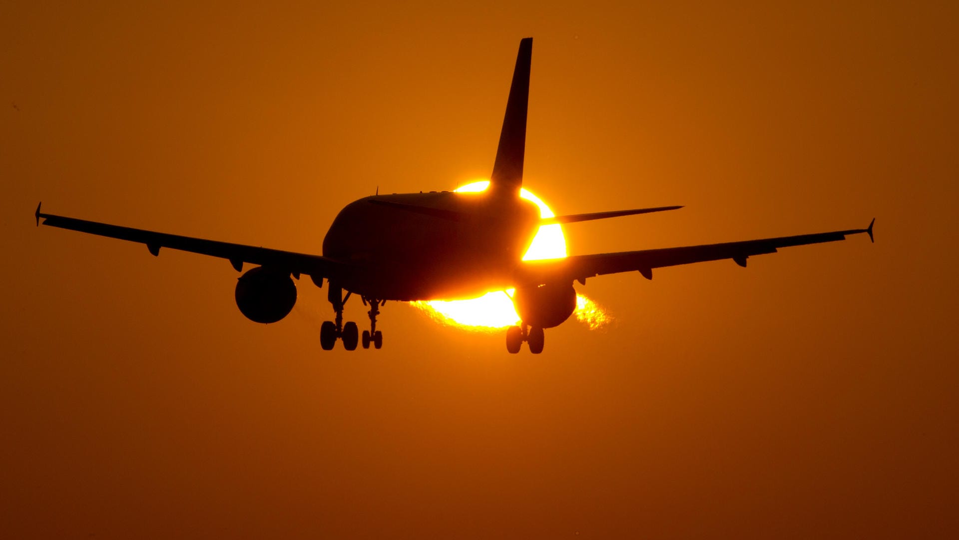 Passagiermaschine im Sinkflug: Wegen der Zwischenlandung in Portugal landete das Flugzeug mit Verspätung in Frankfurt (Symbolbild).