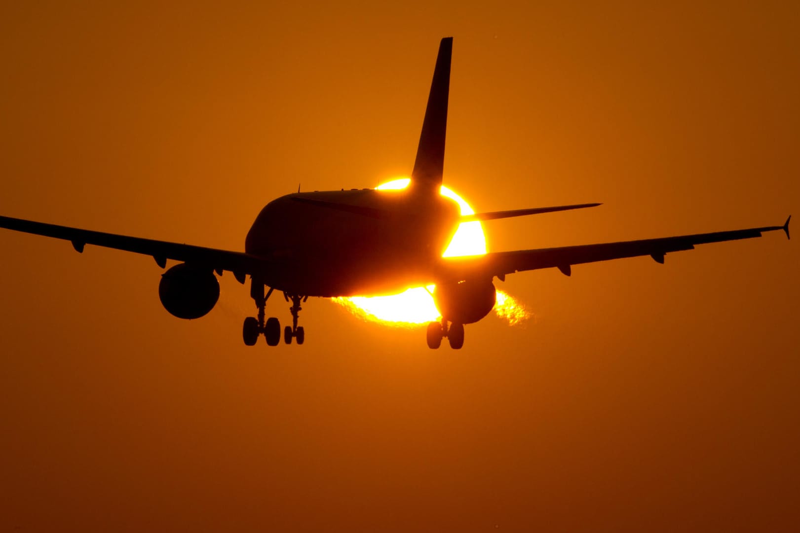 Passagiermaschine im Sinkflug: Wegen der Zwischenlandung in Portugal landete das Flugzeug mit Verspätung in Frankfurt (Symbolbild).