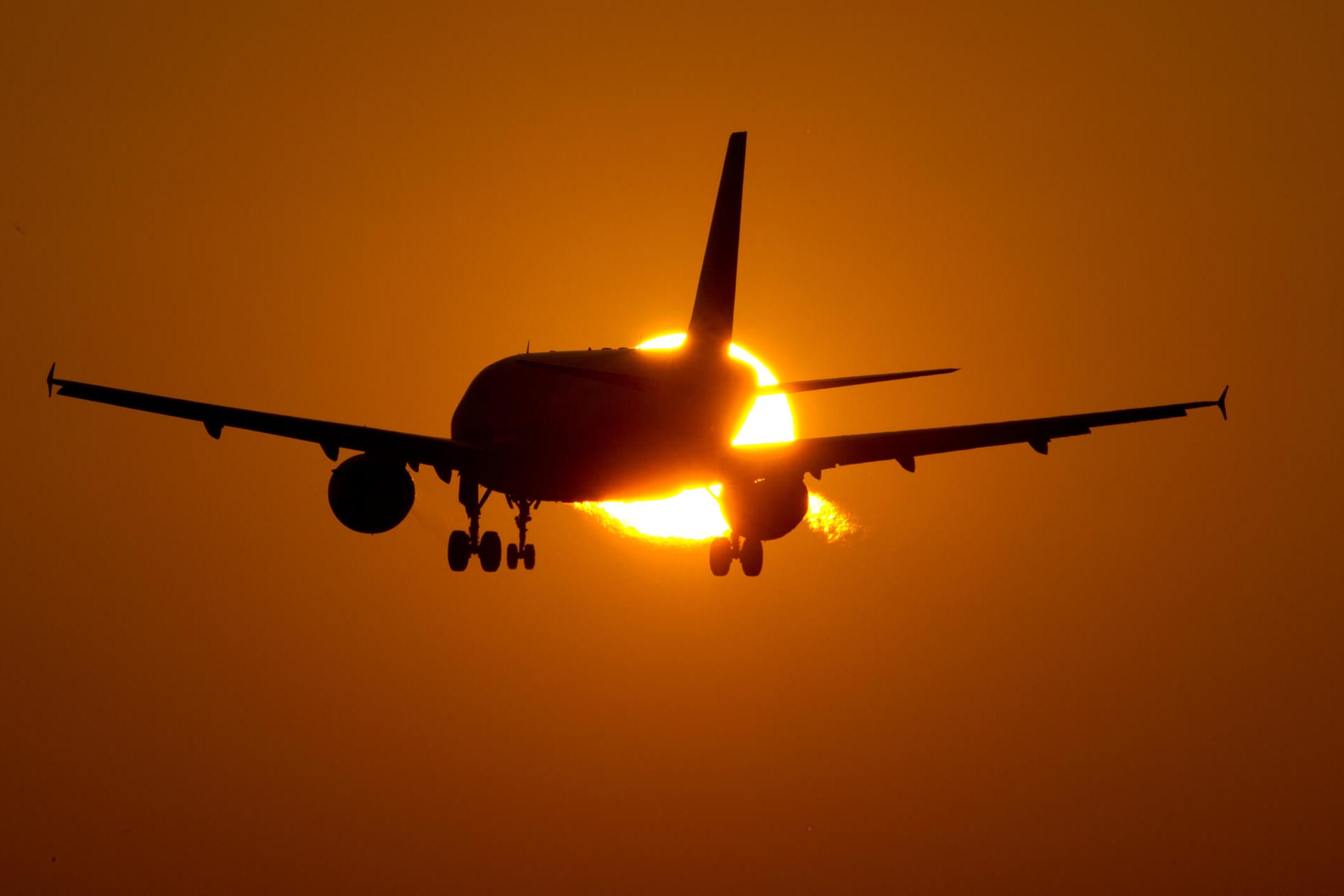 Passagiermaschine im Sinkflug: Wegen der Zwischenlandung in Portugal landete das Flugzeug mit Verspätung in Frankfurt (Symbolbild).