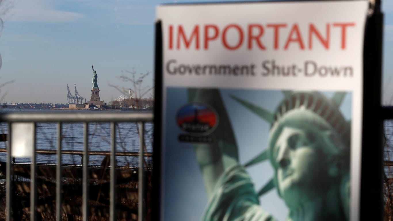 Hinweis an der Anlegestelle für Fähren zur Freiheitsstatue in New York: Das Wahrzeichen der Stadt ist wegen des "Government Shutdown" geschlossen.