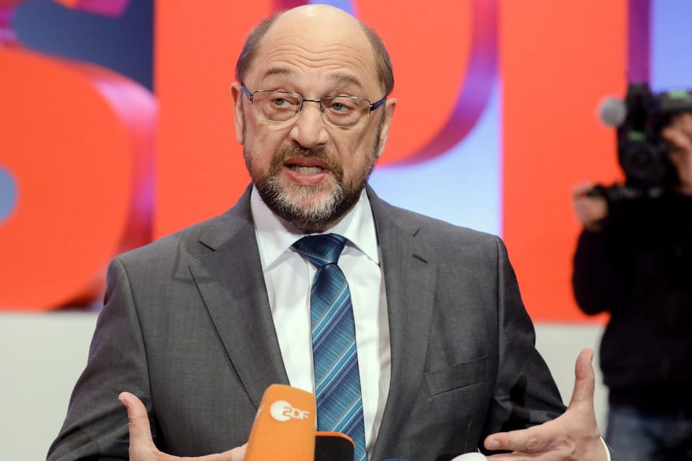 Martin Schulz im Bundestag: Sagt der Parteitag "Nein" zu Koalitionsverhandlungen mit der Union, würde der SPD-Chef wahrscheinlich zurücktreten.