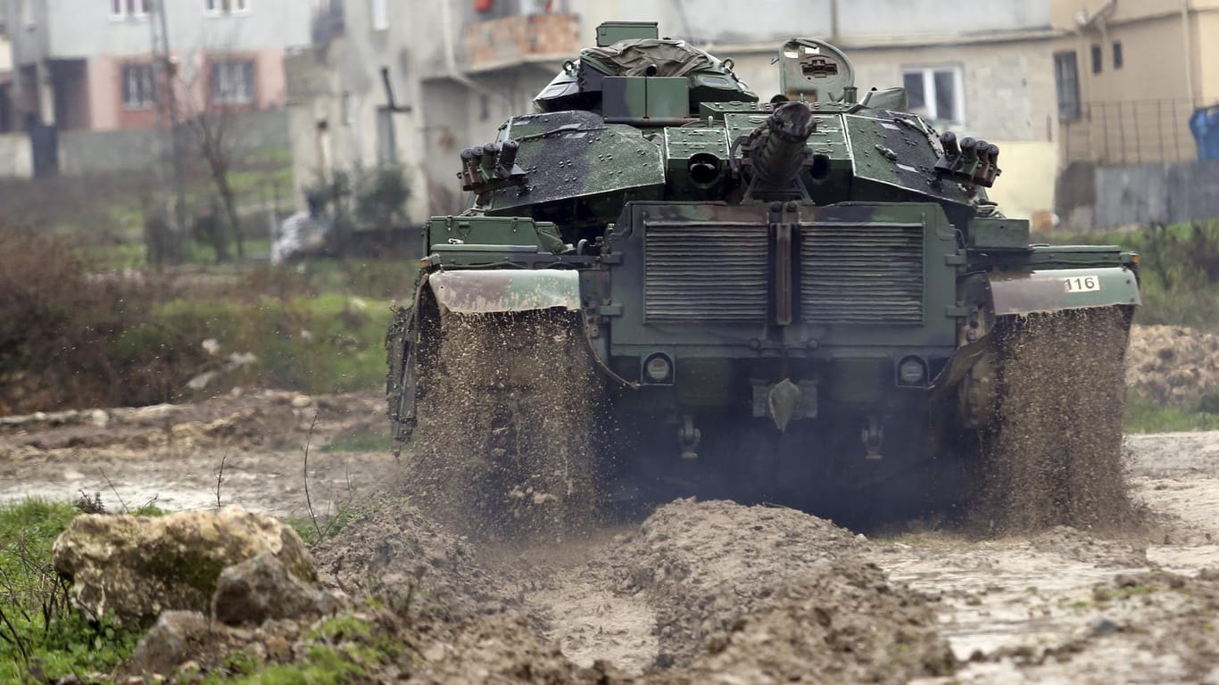 Ein türkischer Panzer fährt in Reyhanli (Türkei) in Richtung der syrischen Grenze: Nach der Ankündigung einer neuen Militäroperation gegen die Kurden im Nordwesten Syriens hat die Türkei weitere Truppen an die Grenze verlegt.