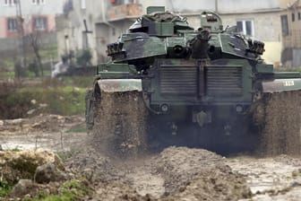 Ein türkischer Panzer fährt in Reyhanli (Türkei) in Richtung der syrischen Grenze: Nach der Ankündigung einer neuen Militäroperation gegen die Kurden im Nordwesten Syriens hat die Türkei weitere Truppen an die Grenze verlegt.