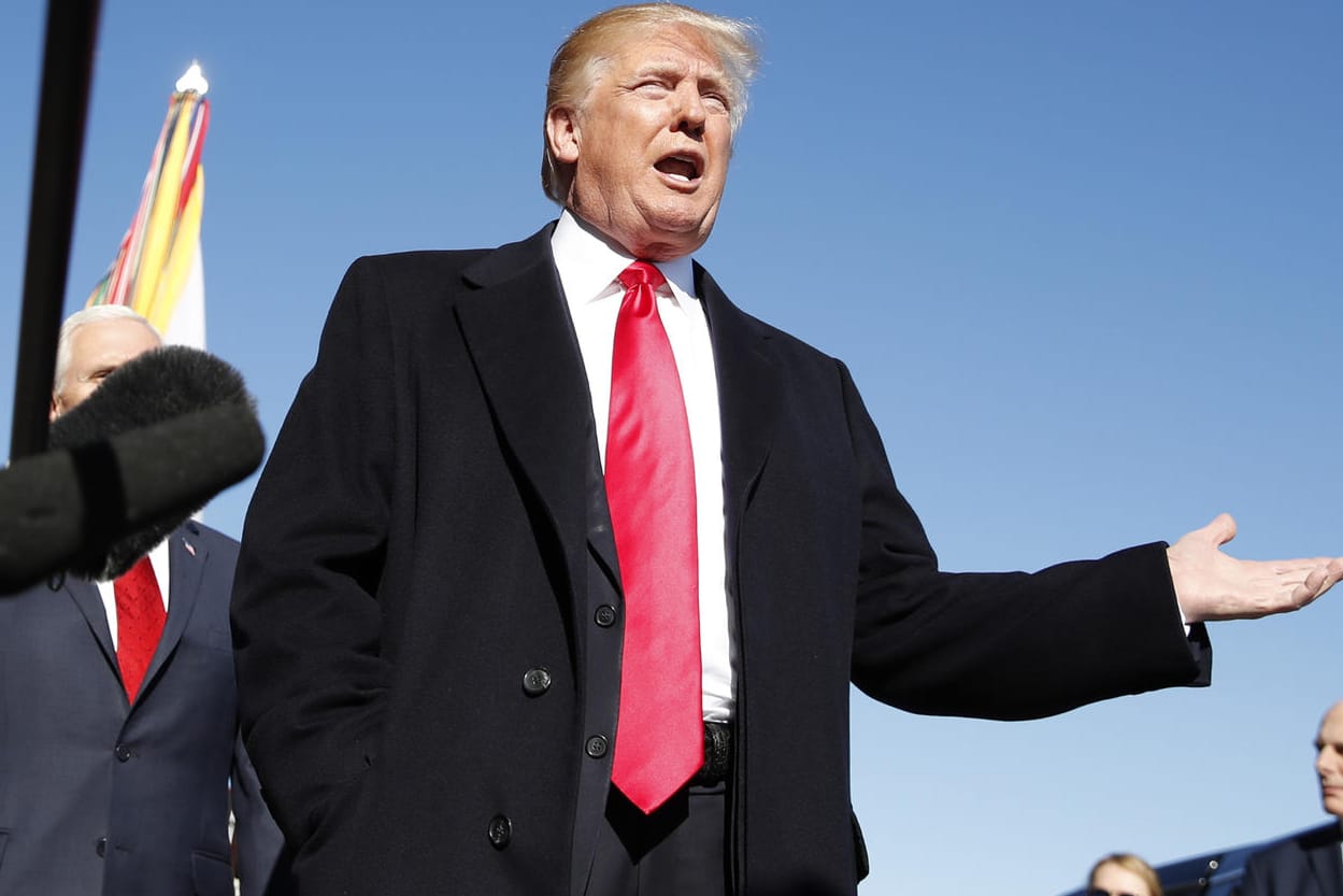 US-Präsident Donald Trump spricht vor dem Pentagon in Arlington: Begleitet von harschen gegenseitigen Vorwürfen gehen in Washington die Verhandlungen der Parteien über ein Ende des "Shutdown" weiter.