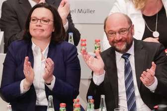 Andrea Nahles und Martin Schulz nach der Abstimmung.