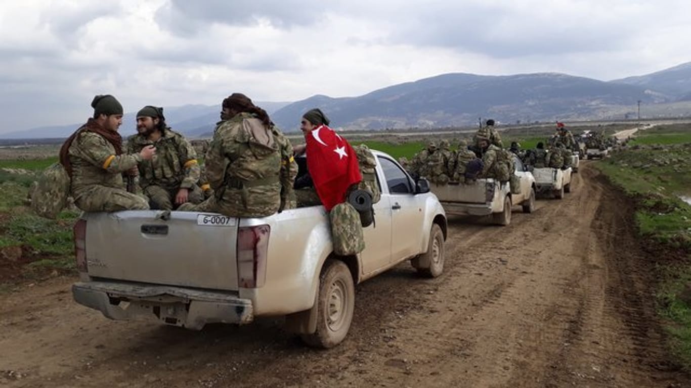 Kämpfer der Freien Syrischen Armee auf dem Weg nach Syrien.