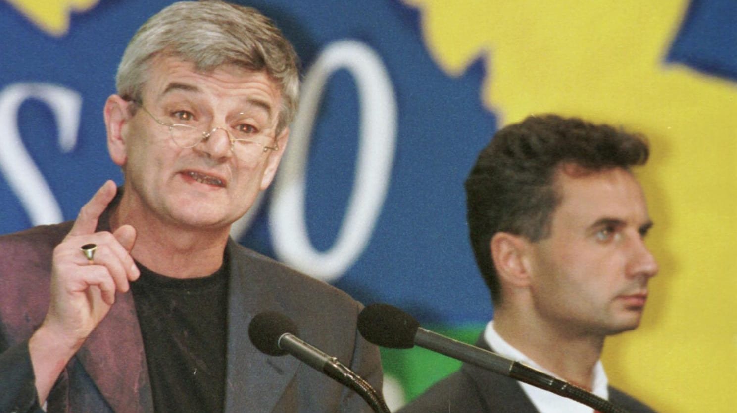 Joschka Fischer wird 1999 bei einem Sonderparteitag von einem Farbbeutel getroffen: Verletzt und zornig überzeugte er danach seine Partei.