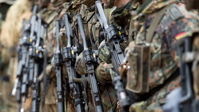 Nach Ansicht des Wehrbeauftragten ist die Bundeswehr als Ganzes "im Rahmen der kollektiven Verteidigung derzeit nicht einsetzbar". Nach Ansicht des Wehrbeauftragten ist die Bundeswehr als Ganzes "im Rahmen der kollektiven Verteidigung derzeit nicht einsetzbar".