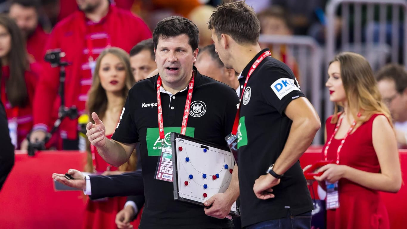 Das deutsche Trainer-Duo: Alexander Haase (l.) bespricht die Taktik mit Cheftrainer Christian Prokop.