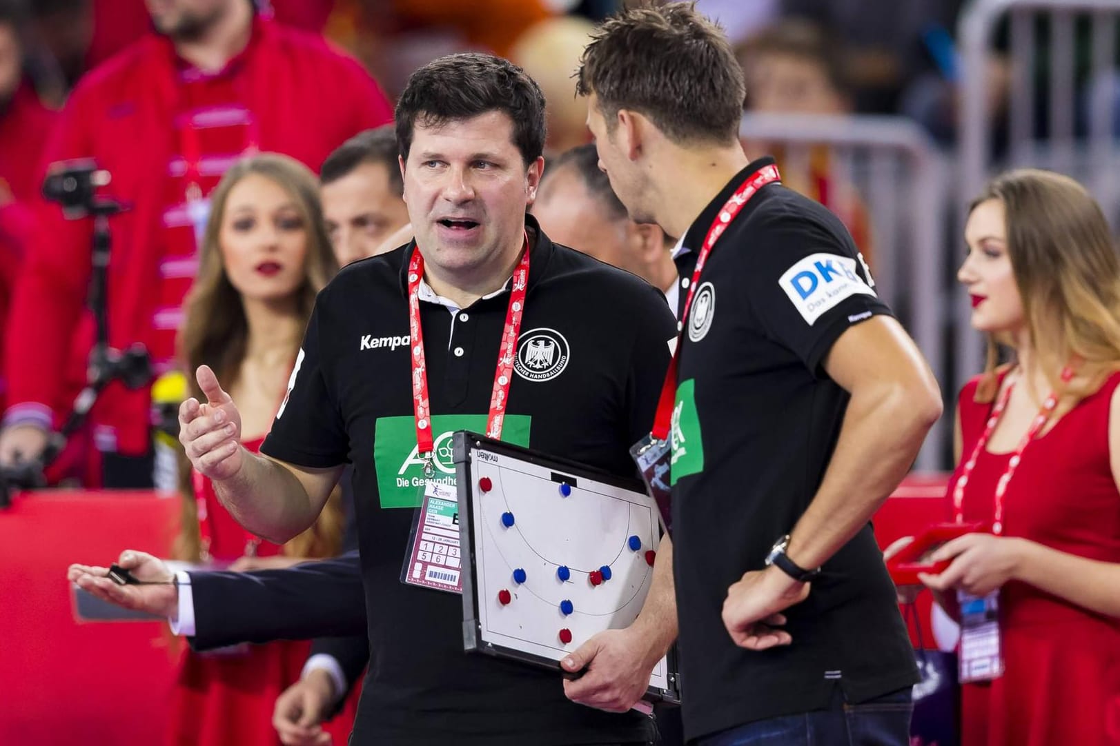 Das deutsche Trainer-Duo: Alexander Haase (l.) bespricht die Taktik mit Cheftrainer Christian Prokop.