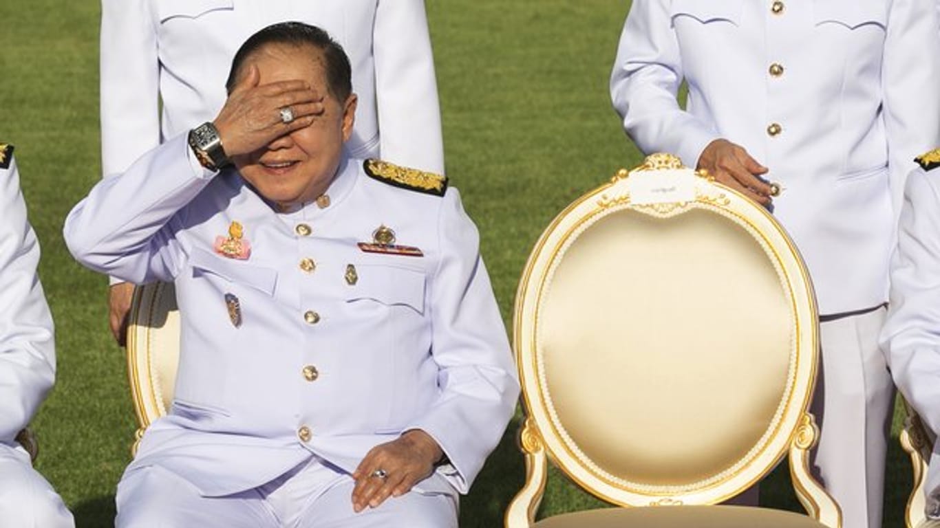 Thailands stellvertretender Ministerpräsident schützt sich vor der Sonne - und präsentiert ungewollt eine Luxusuhr.