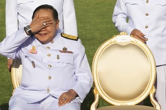 Thailands stellvertretender Ministerpräsident schützt sich vor der Sonne - und präsentiert ungewollt eine Luxusuhr.