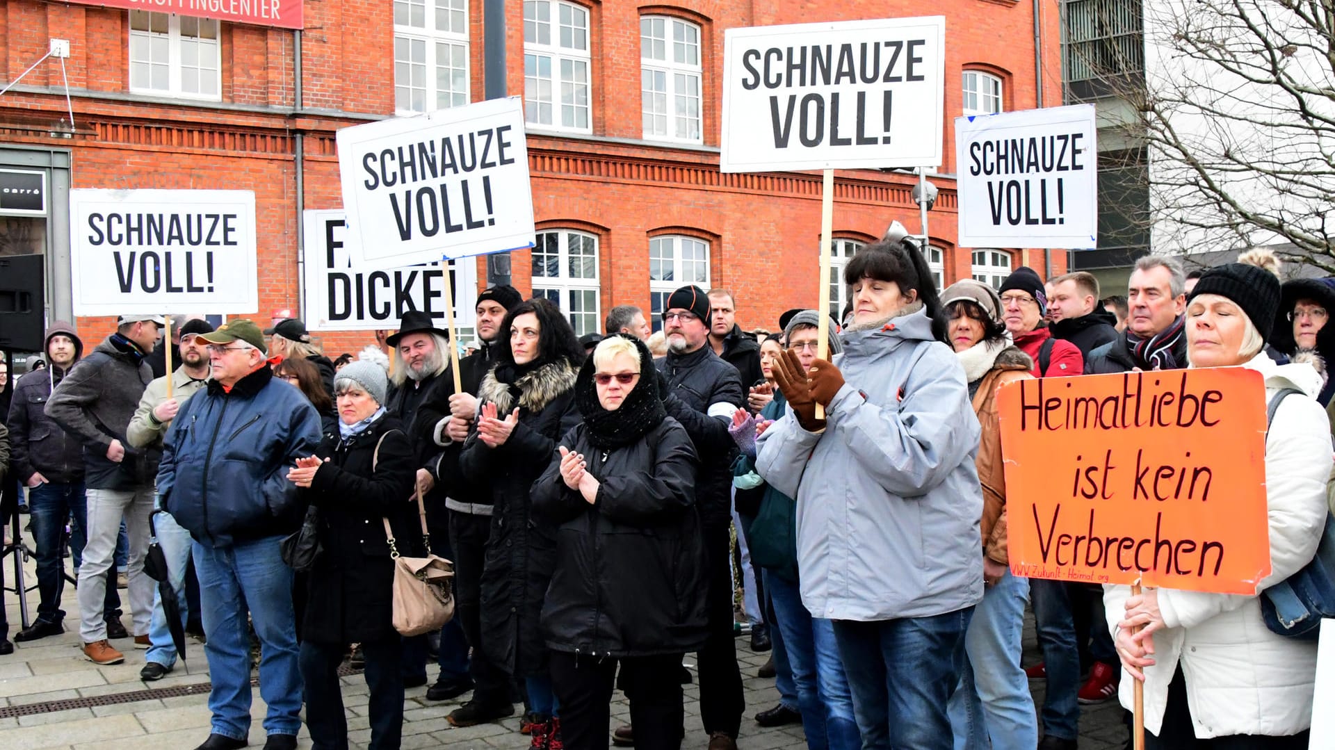 Teilnehmer der Kundgebung des Vereins "Zukunft Heimat" in Cottbus