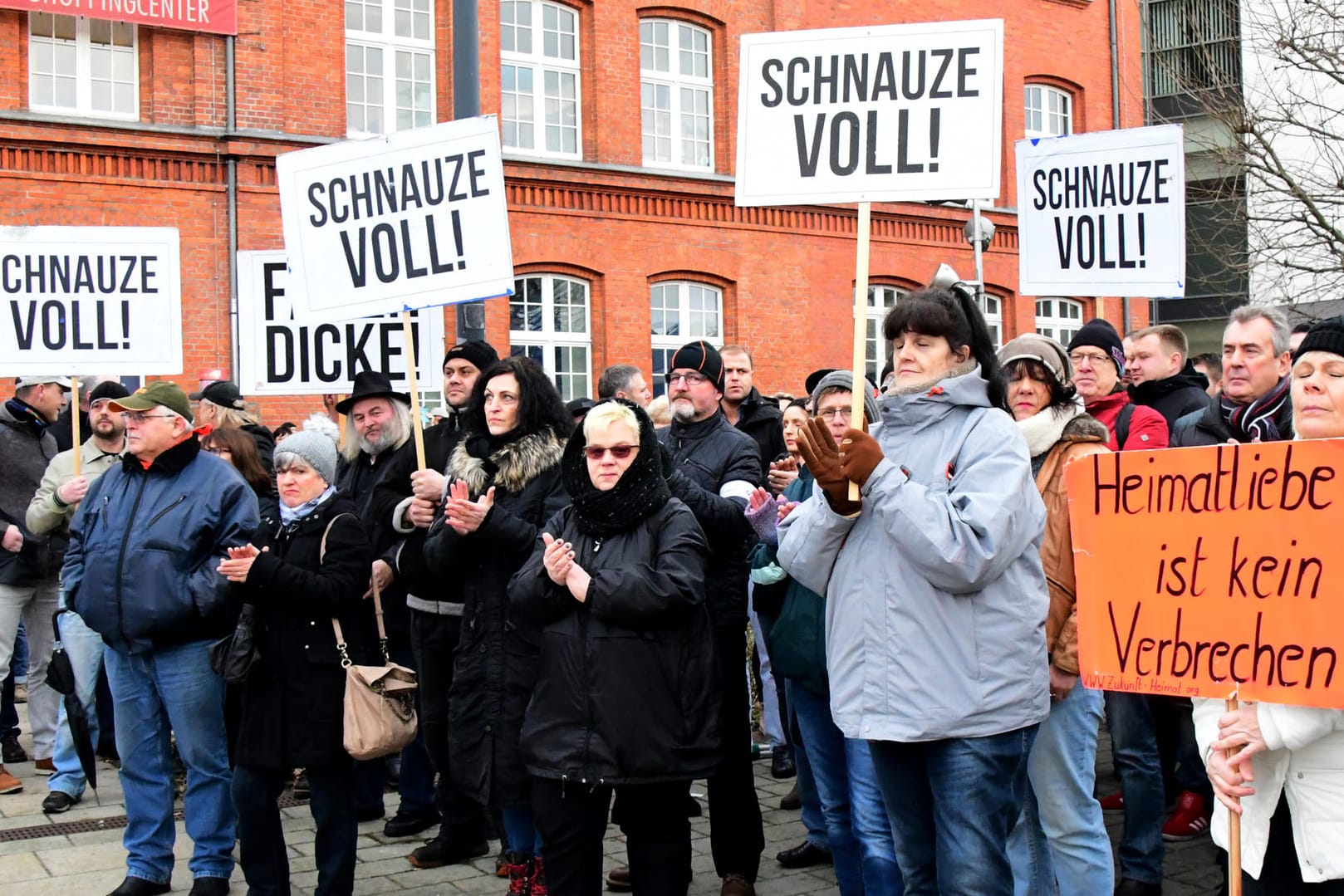 Teilnehmer der Kundgebung des Vereins "Zukunft Heimat" in Cottbus