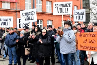 Teilnehmer der Kundgebung des Vereins "Zukunft Heimat" in Cottbus