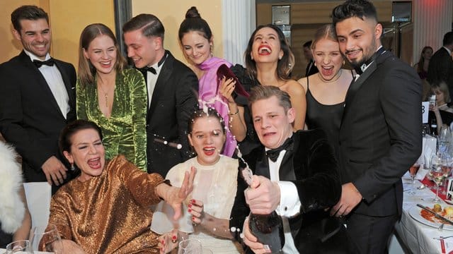 Die Schauspieler Hannelore Elsner (vorne l-r), Jella Haase, Jannik Schümann und weitere "Fack ju Göhte" Darsteller in München.