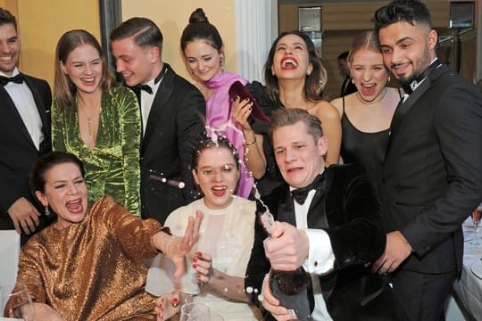 Die Schauspieler Hannelore Elsner (vorne l-r), Jella Haase, Jannik Schümann und weitere "Fack ju Göhte" Darsteller in München.