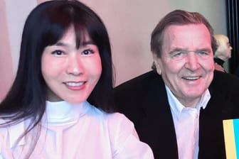 Altkanzler Schröder und Lebensgefährtin Soyeon Kim: Ihr Weg führte sie auch in ein koreanisches Restaurant in Kreuzberg.
