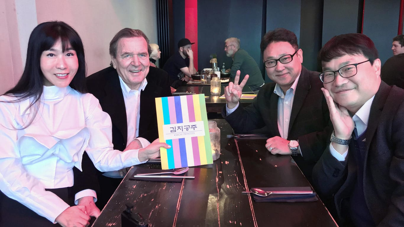 Gerhard Schröder trifft mit seiner Lebensgefährtin den koreanischen Wirtschaftsförderer Kang Woo Lee, Leiter des Europabüros des Korea Evaluation Institute of Industrial Technology, und Botschaftsattaché Hwang Seunghee.