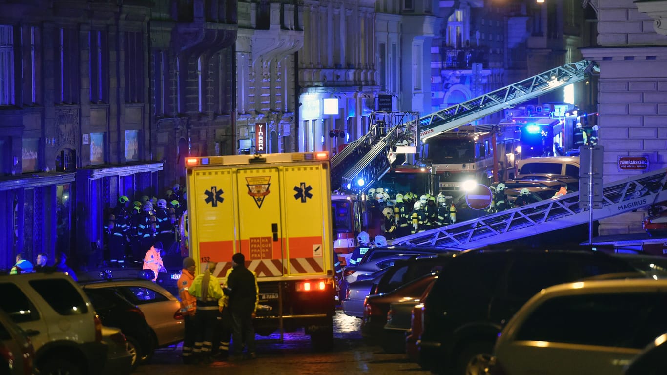 Löscheinsatz in Prag: Bei einem Brand in einem Hotel der tschechischen Hauptstadt hat es Tote und Dutzende Verletzte gegeben.