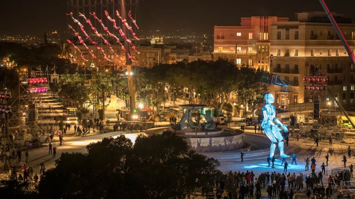 Artisten proben in Valetta auf Malta vor dem restaurierten Tritonenbrunnen für die Eröffnungsfeier.
