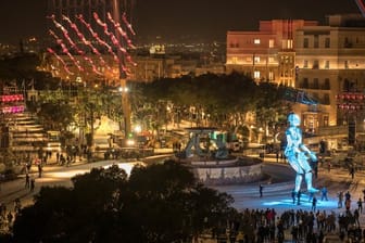 Artisten proben in Valetta auf Malta vor dem restaurierten Tritonenbrunnen für die Eröffnungsfeier.