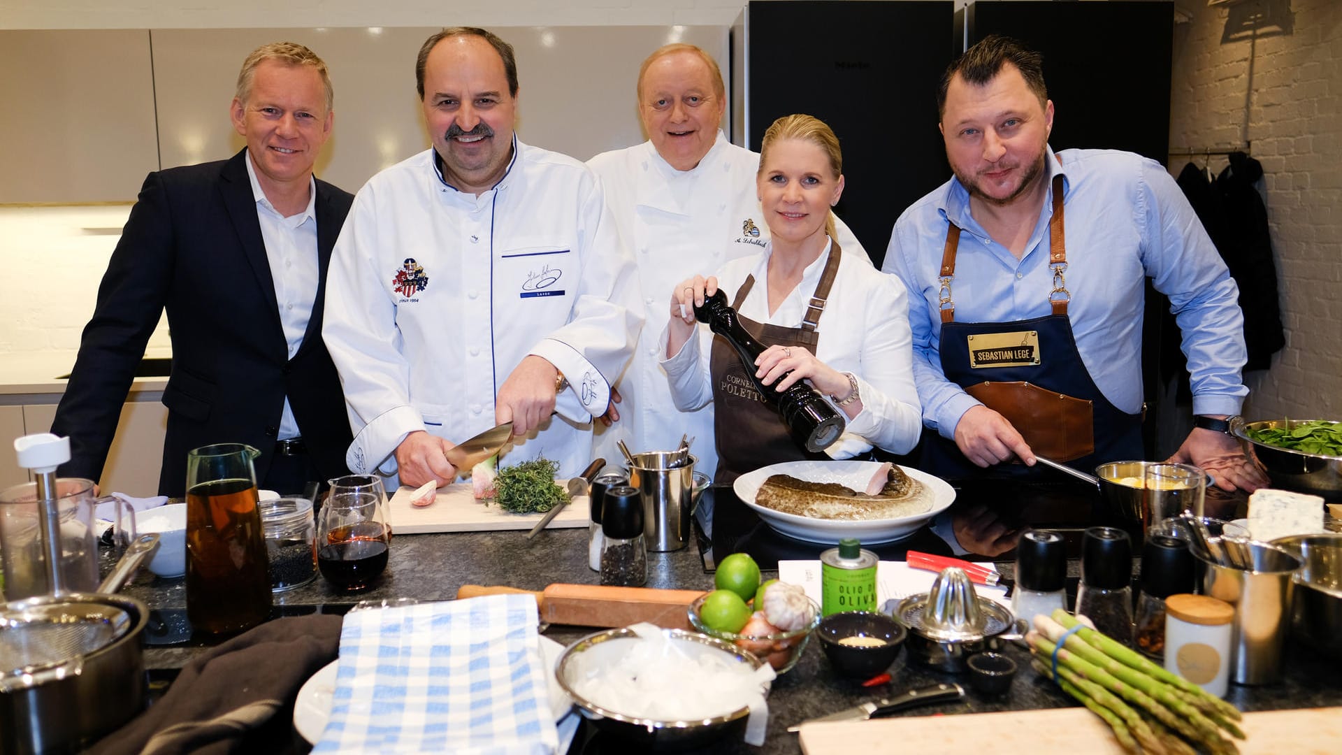 Moderator Johannes B. Kerner (l) mit TV-Köchen: Vor dem Kochen sollten die Hände gründlich gereinigt werden. (Symolbild)