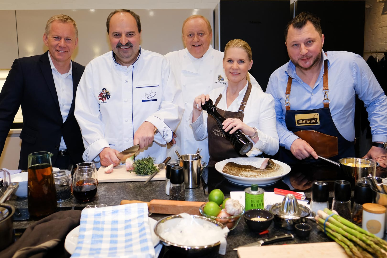 Moderator Johannes B. Kerner (l) mit TV-Köchen: Vor dem Kochen sollten die Hände gründlich gereinigt werden. (Symolbild)