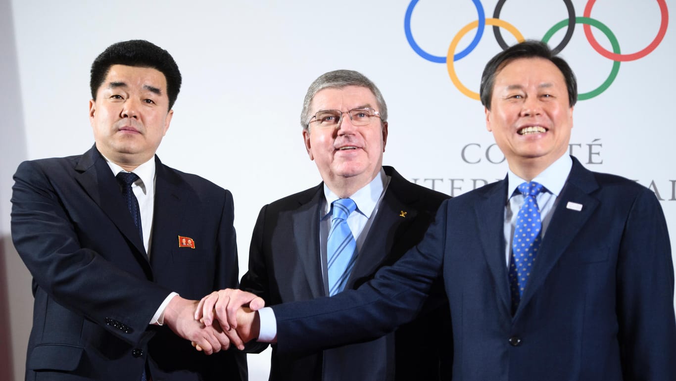 IOC Präsident Thomas Bach (mitte) mit nordkoreanischem Sportminister Kim Il Guk (links) und südkoreanischem Sportminister Do Jong-hwan (rechts): Erste nordkoreanische Delegation in Südkorea eingetroffen.