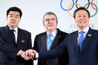 IOC Präsident Thomas Bach (mitte) mit nordkoreanischem Sportminister Kim Il Guk (links) und südkoreanischem Sportminister Do Jong-hwan (rechts): Erste nordkoreanische Delegation in Südkorea eingetroffen.