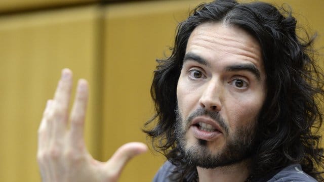 Schauspieler Russell Brand hat einen Vorschlag gemacht.
