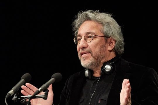 Der türkische Journalist Can Dündar im Thalia Theater in Hamburg bei der Eröffnung der Hamburger Lessingtage.