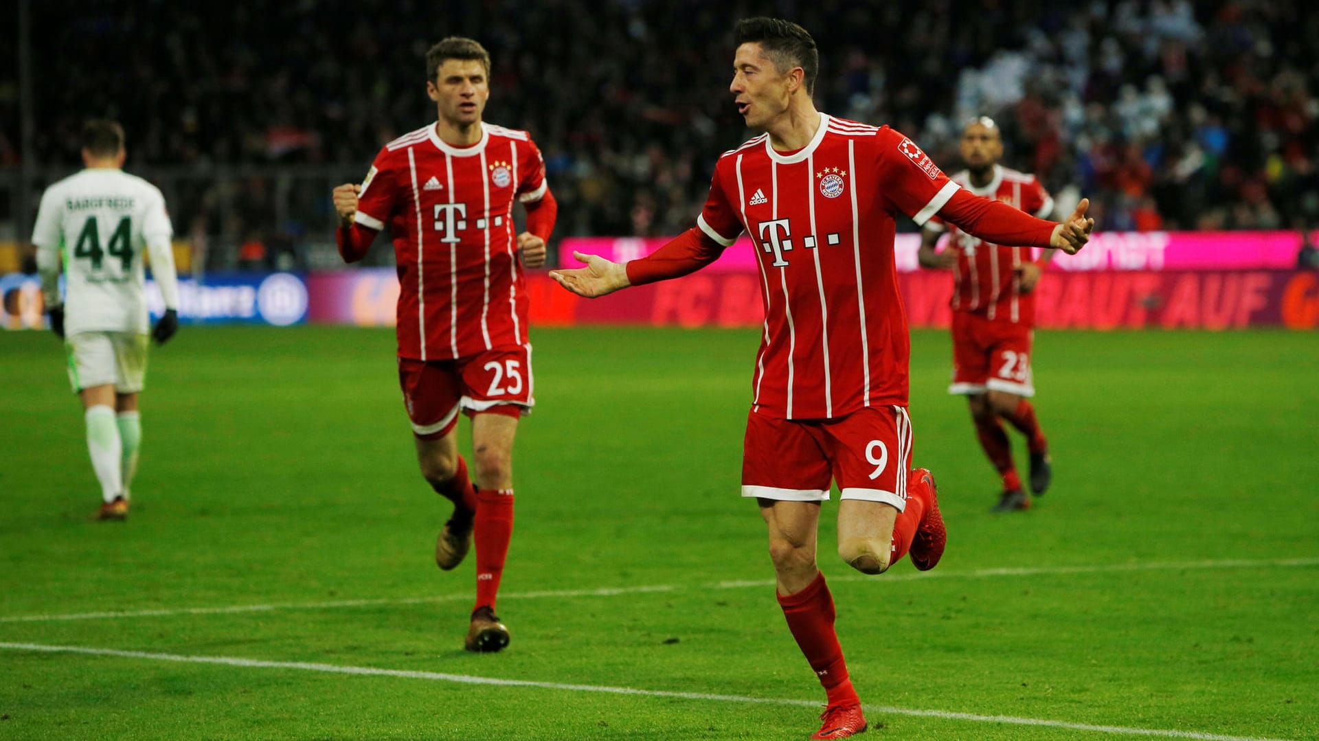 Robert Lewandowski (Vordergrund) und Thomas Müller: Die Bayern-Stars erzielten jeweils einen Doppelpack. Robert Lewandowski (Vordergrund) und Thomas Müller: Die Bayern-Stars erzielten jeweils einen Doppelpack.