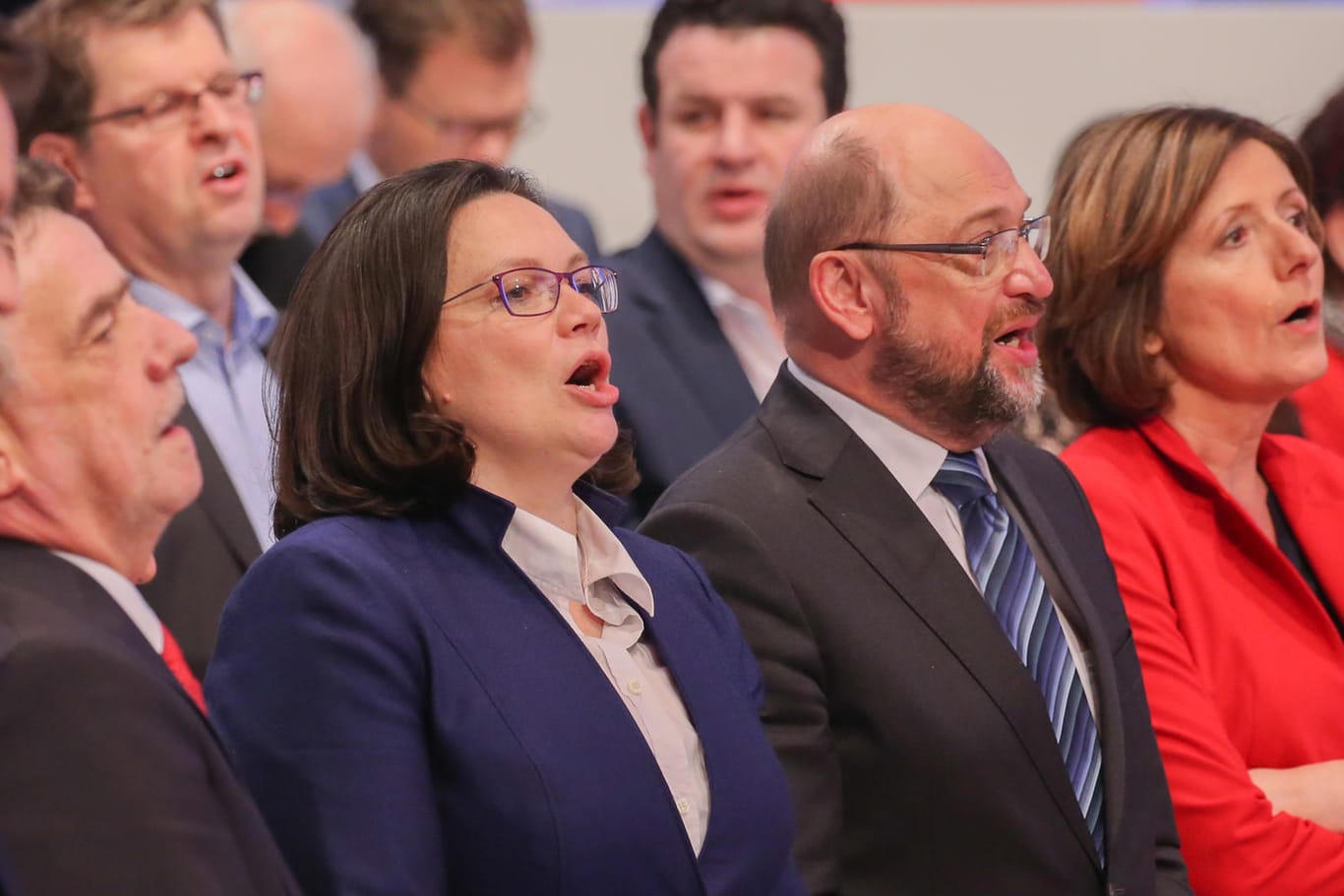 Das war Knapp: Nach der gewonnenen Abstimmung singt der SPD-Vorstand um Andrea Nahles und Martin Schulz erst einmal ein Arbeiterlied.