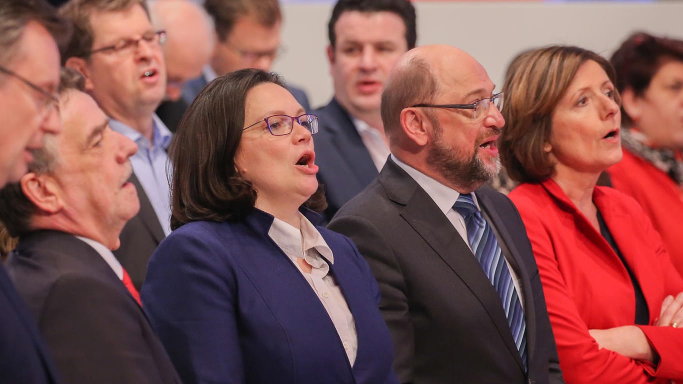 Das war Knapp: Nach der gewonnenen Abstimmung singt der SPD-Vorstand um Andrea Nahles und Martin Schulz erst einmal ein Arbeiterlied.