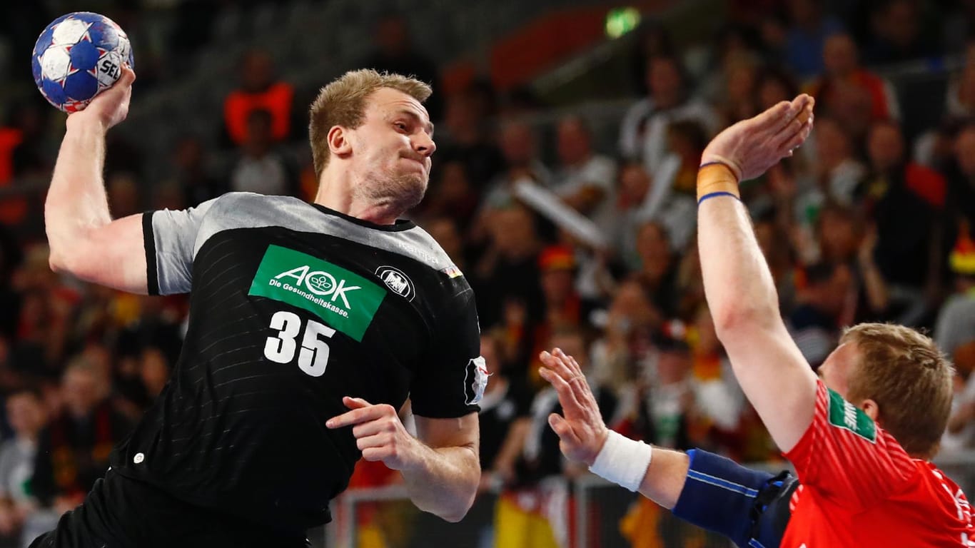 Packender Handball: Julius Kühn im Duell mit Rene Toft Hansen aus Dänemark.