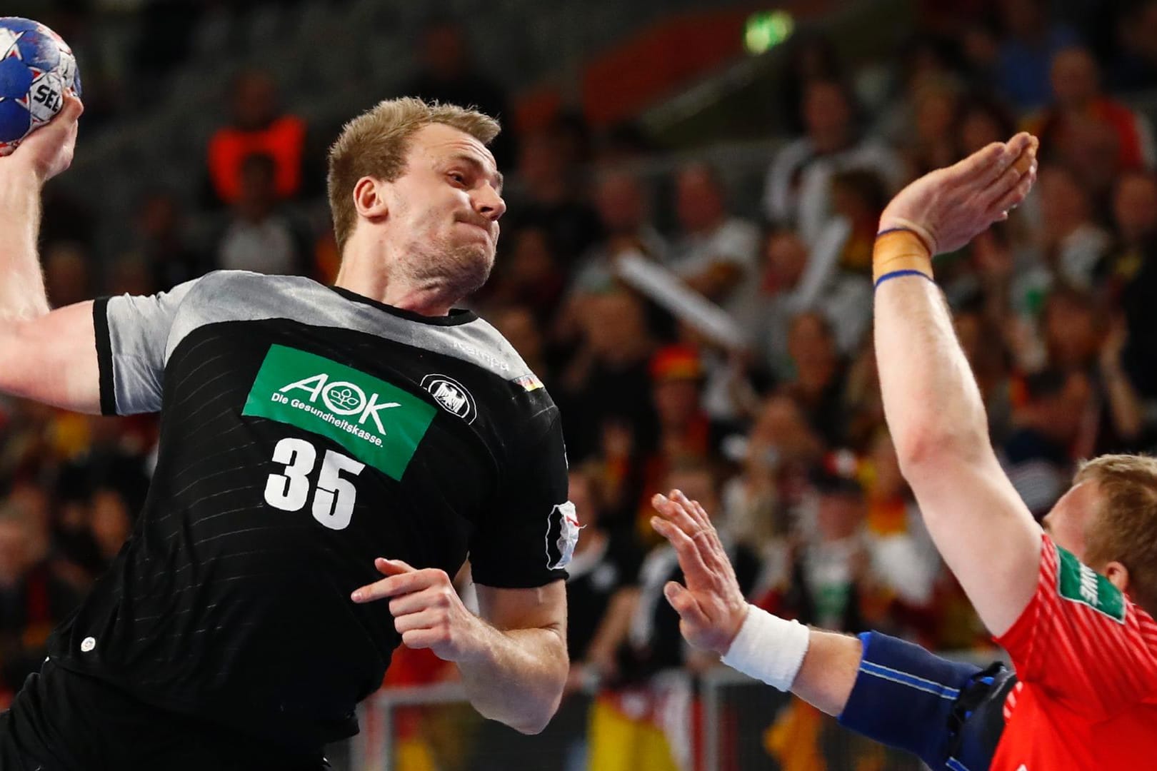 Packender Handball: Julius Kühn im Duell mit Rene Toft Hansen aus Dänemark.