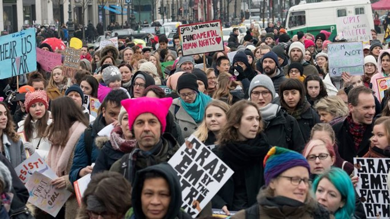 Demonstranten beim "Women's March" am Brandenburger Tor in Berlin.