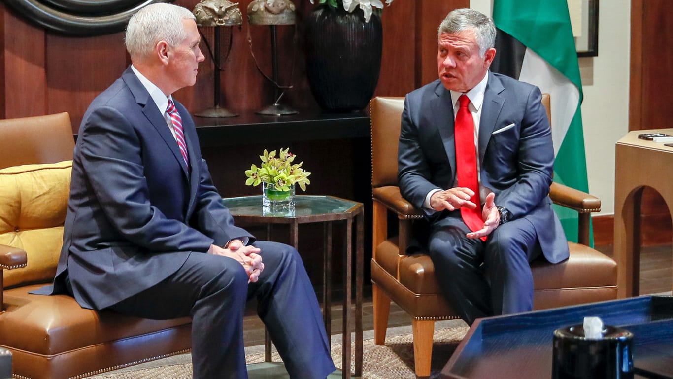 US-Vize-Präsident Mike Pence (l.) im Gespräch mit Jordaniens König Abdullah II.: "Sorgen" wegen Trumps Jerusalem-Entscheidung.