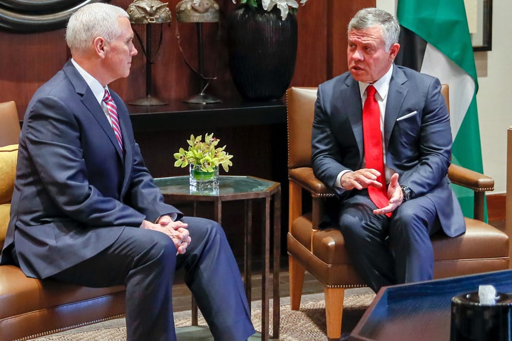 US-Vize-Präsident Mike Pence (l.) im Gespräch mit Jordaniens König Abdullah II.: "Sorgen" wegen Trumps Jerusalem-Entscheidung.
