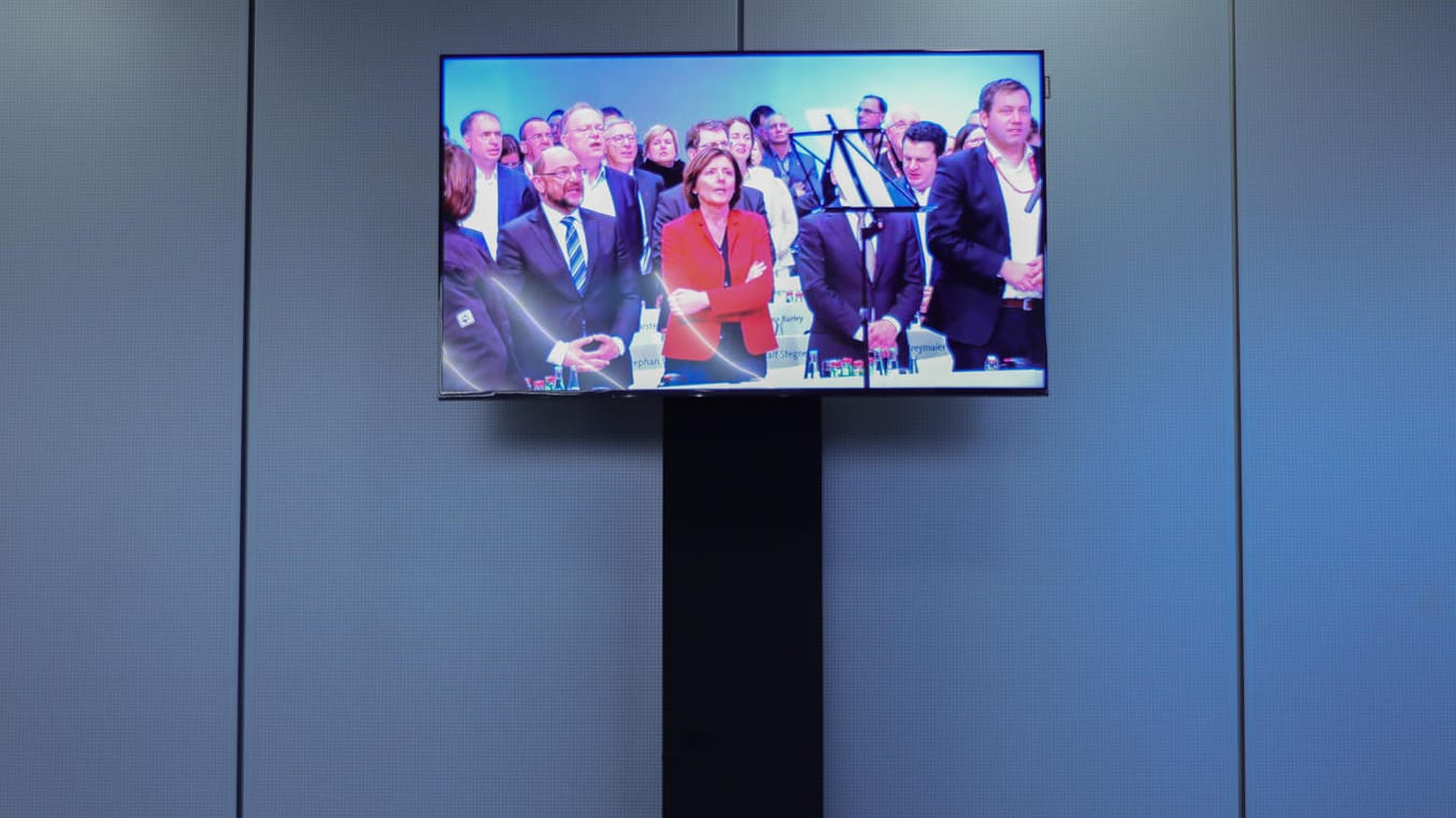 Der Sonderparteitag der SPD im Fernsehen: Auch auf Twitter wurde die Abstimmung heiß diskutiert. Der Sonderparteitag der SPD im Fernsehen: Auch auf Twitter wurde die Abstimmung heiß diskutiert.