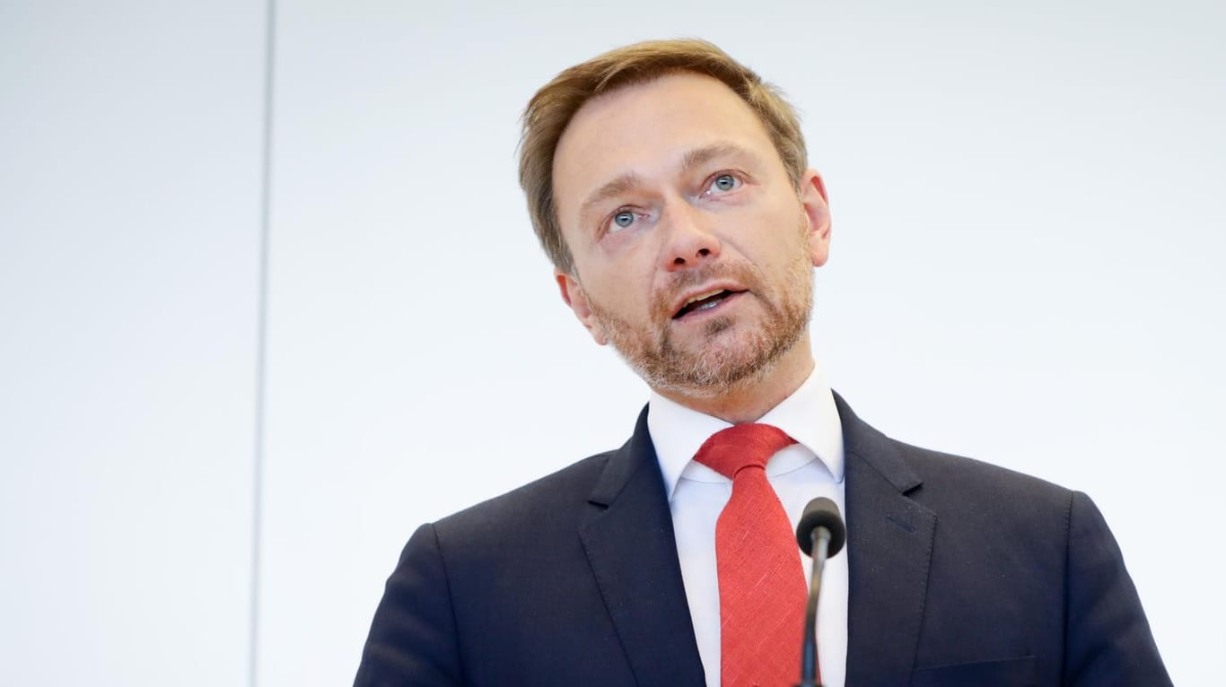 Christian Lindner spricht in Berlin zur Presse: Der FDP-Chef hält die Autorität Martin Schulz nach dem FDP-Parteitag für angegriffen.