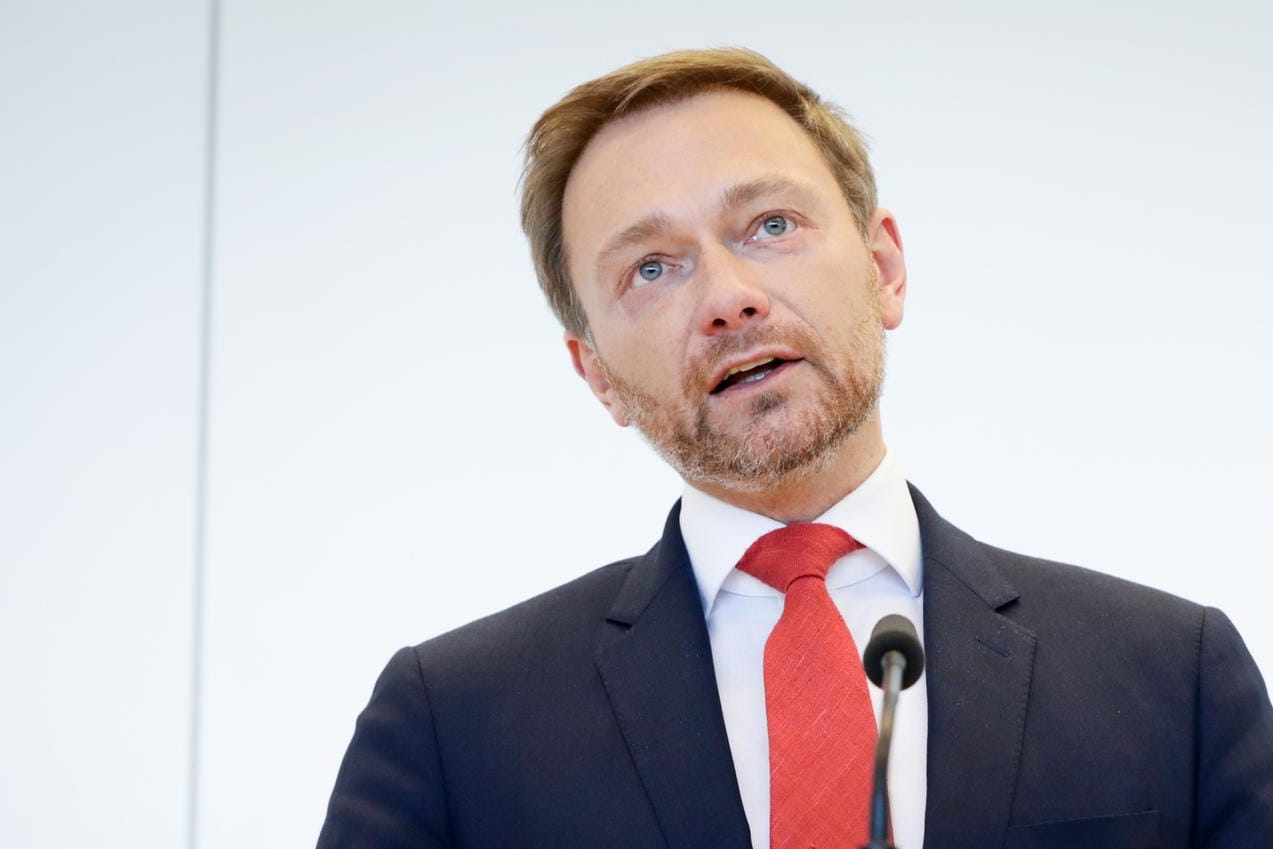 Christian Lindner spricht in Berlin zur Presse: Der FDP-Chef hält die Autorität Martin Schulz nach dem FDP-Parteitag für angegriffen.