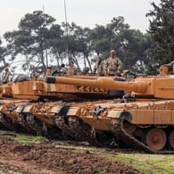 Türkische Soldaten vor ihrem Einsatz: Bilder der Offensive zeigen aus Deutschland gelieferte Leopard-2-Panzer.